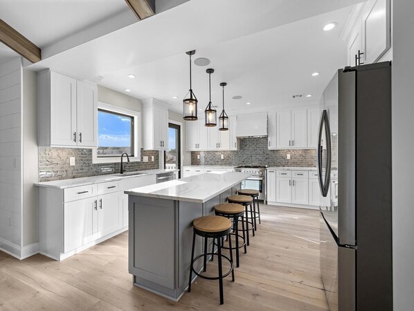 Fridge, oven, stovetop, dishwasher