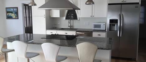 Réfrigérateur, four, plaque de cuisson, lave-vaisselle