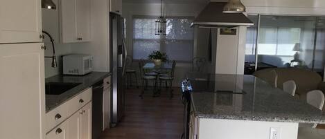 Kühlschrank, Ofen, Herdplatte, Geschirrspüler