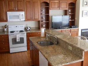 冷蔵庫、電子レンジ、オーブン、コンロ