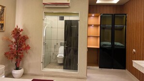 Une salle de bain moderne avec une douche à parois de verre, des toilettes et un lavabo.