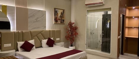 Double or Twin Room, Balcony | Peralatan tempat tidur premium, gebar bulu kapas, busa memori, bar mini