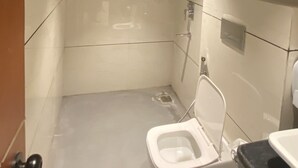 Une salle de bain moderne équipée de toilettes, d’un bidet et d’un lavabo.