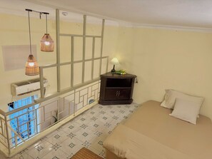 2 bedrooms, iron/ironing board, WiFi