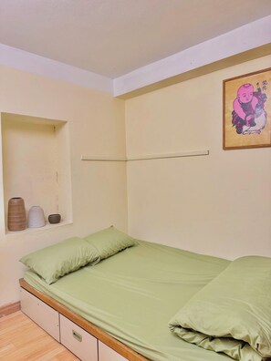 2 bedrooms, iron/ironing board, WiFi
