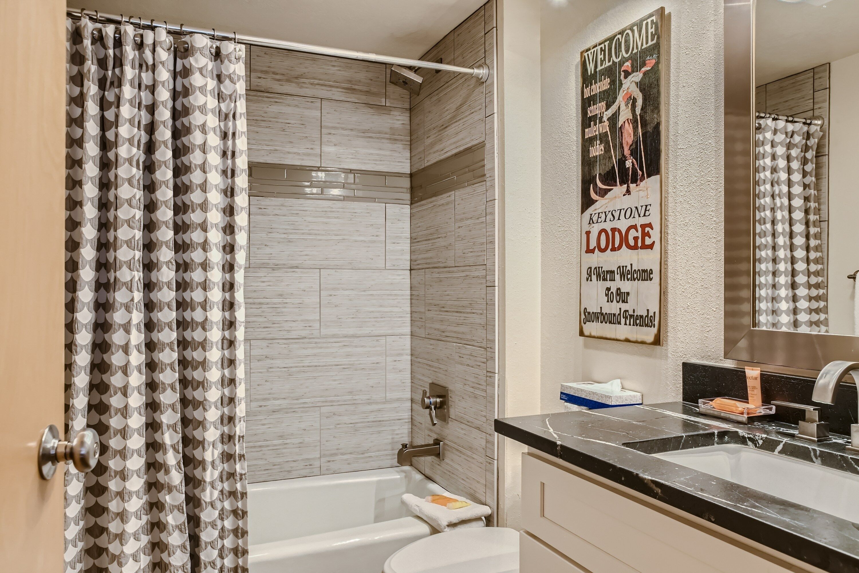 Ein Badezimmer mit Dusche, Toilette und Waschbecken.