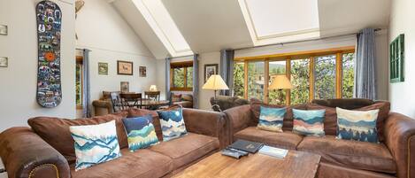 Condo, 5 Bedrooms | Living area