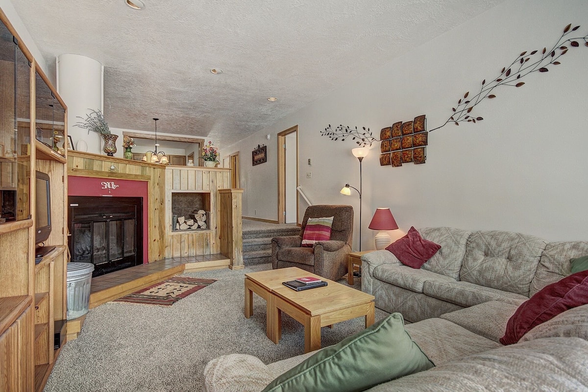 Condo, 2 Bedrooms | Living area