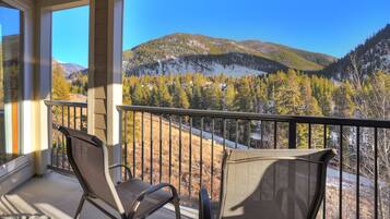 Condo, 2 Bedrooms | Property grounds