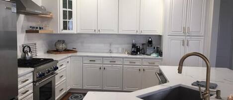 Fridge, oven, stovetop, dishwasher