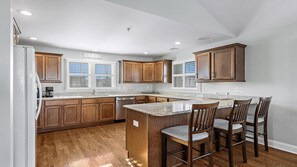 Jääkaappi, uuni, liesi, astianpesukone