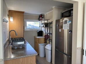 Fridge, oven, stovetop, coffee/tea maker