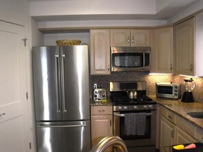 Frigorífic, microones, forn i placa de cuina 