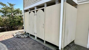 Ein Gebäude mit weißer Fassade, einem verschlossenen Eingang und einem gepflasterten Weg.