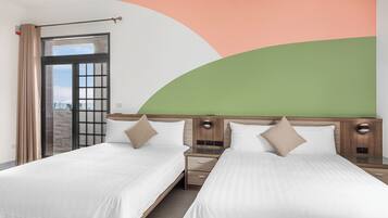 Deluxe-herbergi fyrir fjóra - svalir | Myrkratjöld/-gardínur, ókeypis þráðlaus nettenging, rúmföt