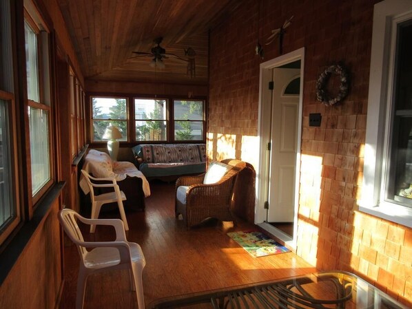 Smart TV, DVD player - Lovely updated home just 3 homes to the beach in Ship Bottom (Ship Bottom)