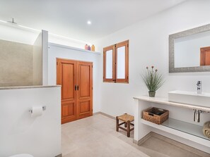 Douche, séchoir à cheveux, serviettes fournies