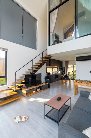 1 habitación, escritorio y camas plegables/adicionales