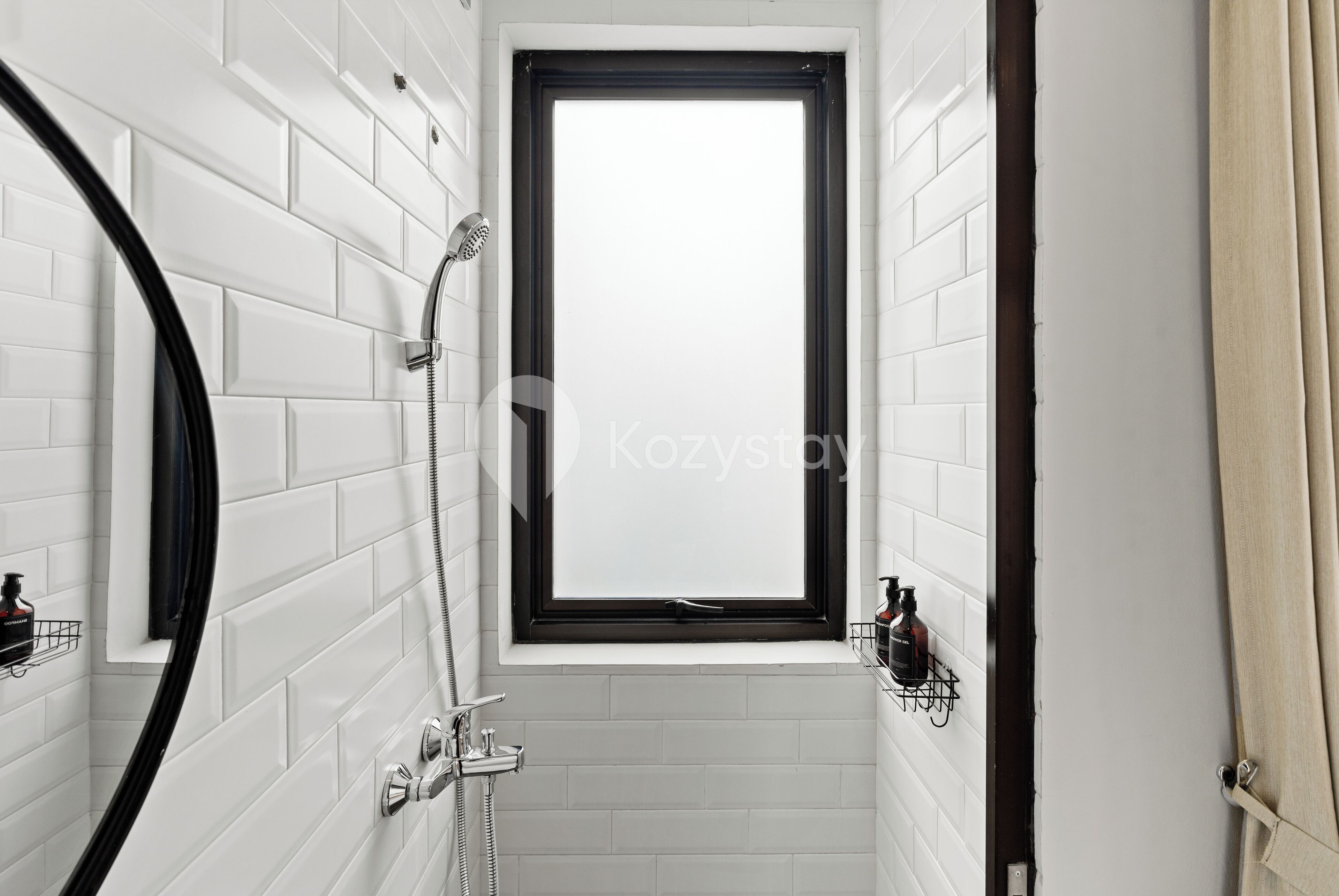 Un baño pequeño con paredes de azulejos blancos, una ventana, una ducha y un espejo.