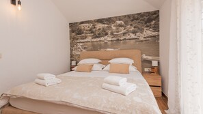 6 bedrooms, iron/ironing board, free WiFi, bed sheets
