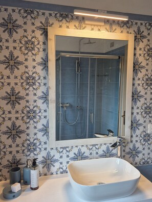 Panoramic Suite, 2 Bedrooms, Lake View, Tower | Bathroom - Villa Paradiso (Sirmione)