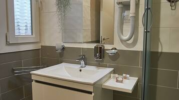 Appartamento Comfort, 1 letto queen con divano letto | Bagno | Doccia, asciugacapelli, asciugamani, sapone