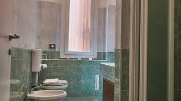 Classic Apartment, 1 Bedroom | Bilik Mandi | Pancuran mandi, pengering rambut, tuala disediakan, sabun