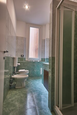 Apartamento clásico, 1 habitación | Baño | Ducha, secador de pelo, toallas y jabón