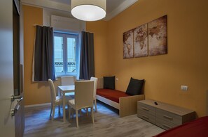 Apartamento clásico, 2 habitaciones | Zona de estar | Una televisión, una impresora