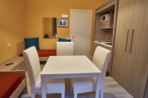 Apartamento clásico, 2 habitaciones | Zona de estar | Una televisión, una impresora