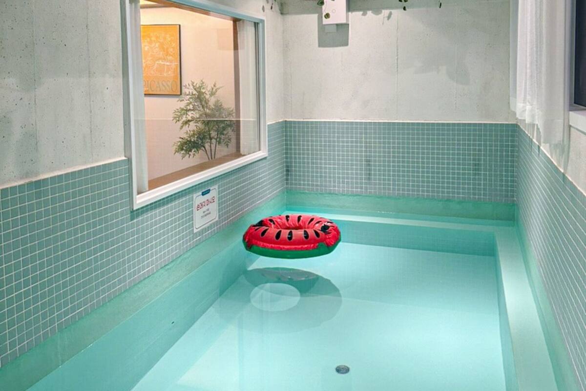 Suite (Pool Villa) | Skrivebord, skrivebord for bærbar PC, lydisolert og wi-fi (inkludert)
