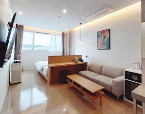Phòng đôi Deluxe | Bàn, khu vực làm việc phù hợp cho laptop, phòng cách âm 