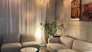 Una sala de estar moderna con un juego de sofá, una mesa de centro y una planta en maceta.