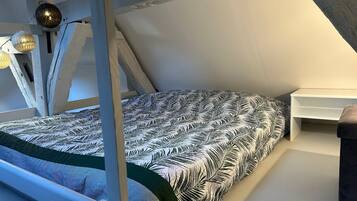 1 bedroom, bed sheets