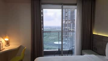 Luxury Studio, 1 Queen Bed, Private Bathroom | Premium bedding, individually furnished, desk, laptop workspace