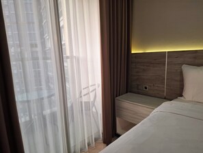 Luxury Studio, 1 Queen Bed, Private Bathroom | Premium bedding, individually furnished, desk, laptop workspace - Gold Coast Apartment  (Jakarta)
