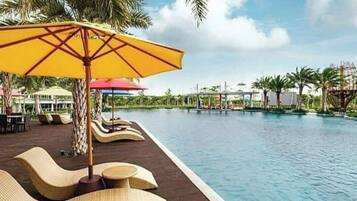 2 indoor pools, outdoor pool