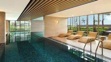 2 piscinas cubiertas, una piscina al aire libre