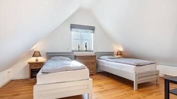 3 slaapkamers, een strijkplank/strijkijzer, gratis wifi, beddengoed