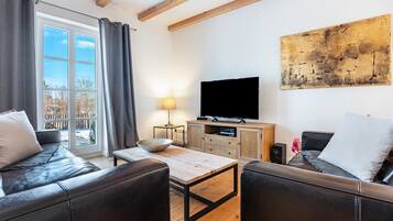 Een televisie, een open haard en een stereo