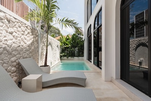 Outdoor pool, pool loungers - Villa Kemala 5 by Alfred in Bali (Canggu)