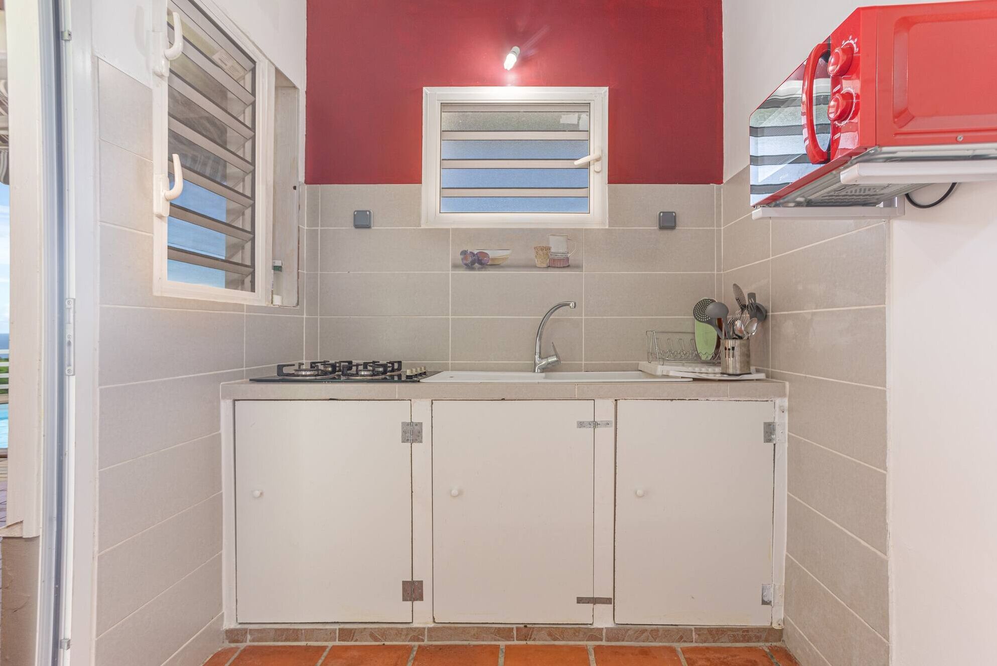 Frigorífico, microondas, horno y cafetera o tetera