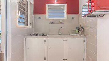 Kühlschrank, Mikrowelle, Ofen, Wasserkocher mit Kaffee-/Teezubehör