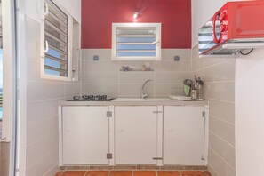 Kühlschrank, Mikrowelle, Ofen, Wasserkocher mit Kaffee-/Teezubehör