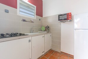 Refrigerador, microondas, horno y cafetera y tetera 