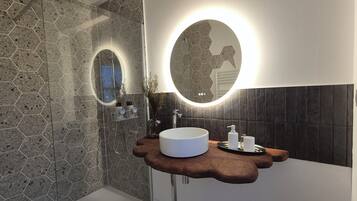 Sèche-cheveux, serviettes fournies, savon, papier toilette