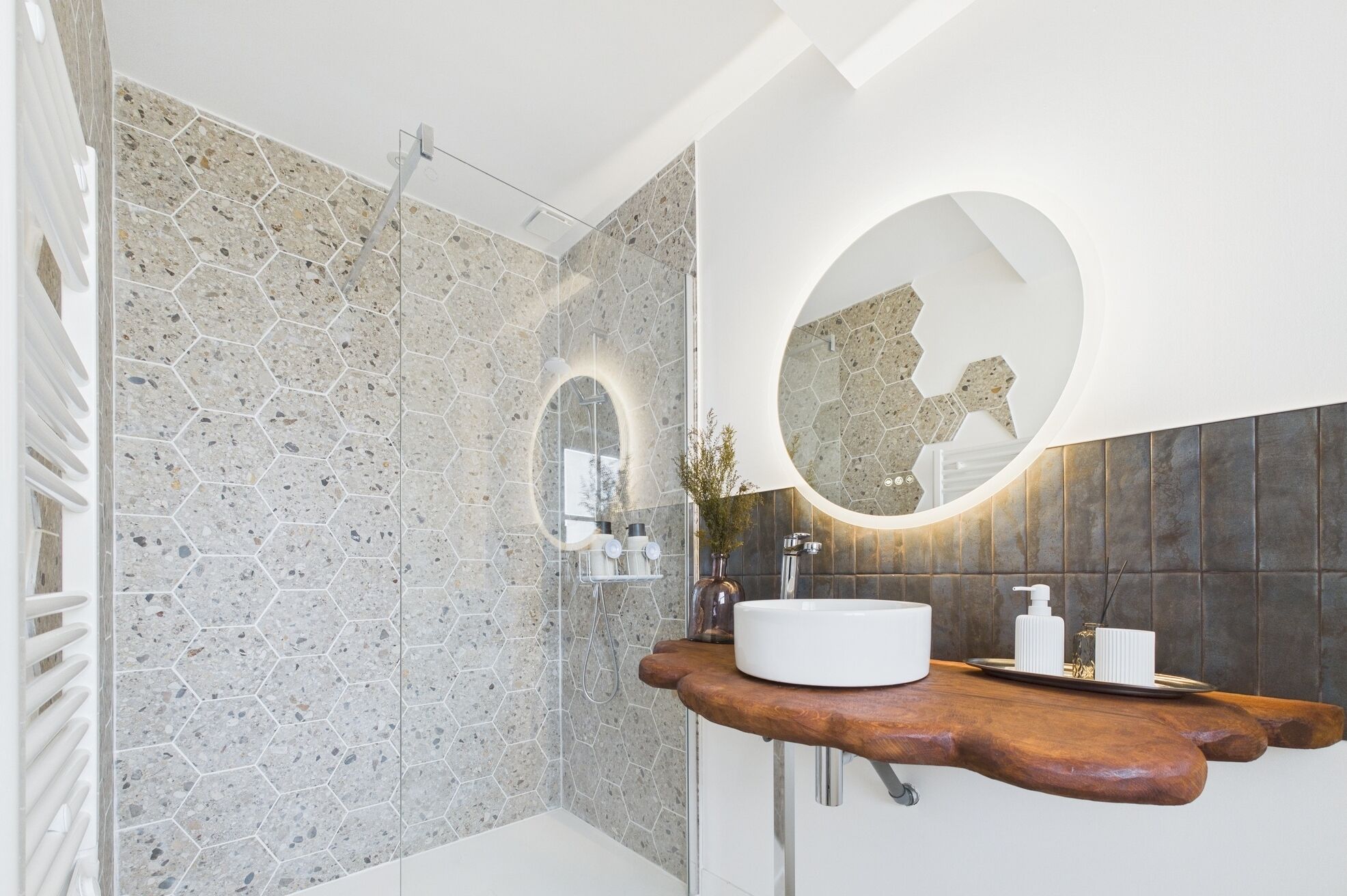 Sèche-cheveux, serviettes fournies, savon, papier toilette