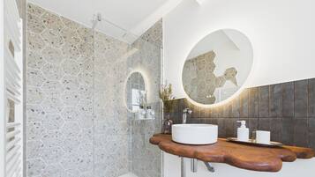 Sèche-cheveux, serviettes fournies, savon, papier toilette