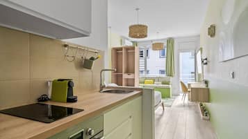 Kjøleskap, mikrobølgeovn, ovn og oppvaskmaskin