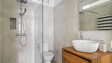 Dusj, hårføner, håndklær og såpe